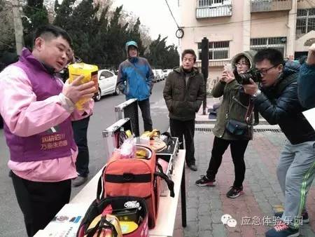 青島海麗雅應(yīng)急安全教育培訓(xùn)中心工作人員向社區(qū)居民講解消防工具及使用方法2