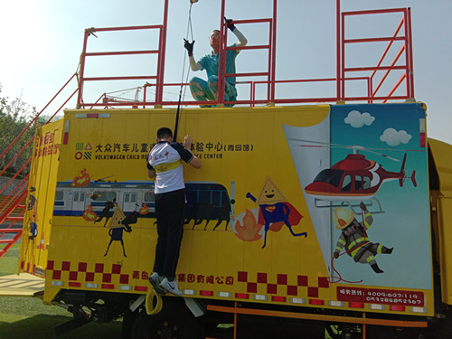 青島九中學(xué)校在億和海麗培訓(xùn)講師指導(dǎo)高層緩降訓(xùn)練